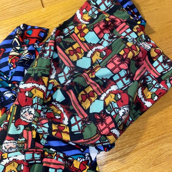 LuLaRoe Christmas Themed Leggings With Santa & Presents Pattern 2 pack - Picture 8 of 8